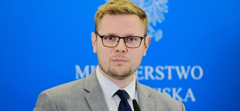 Minister Woś: Adopcja dzieci przez gejów nieakceptowalna. Chodzi o dobro dziecka