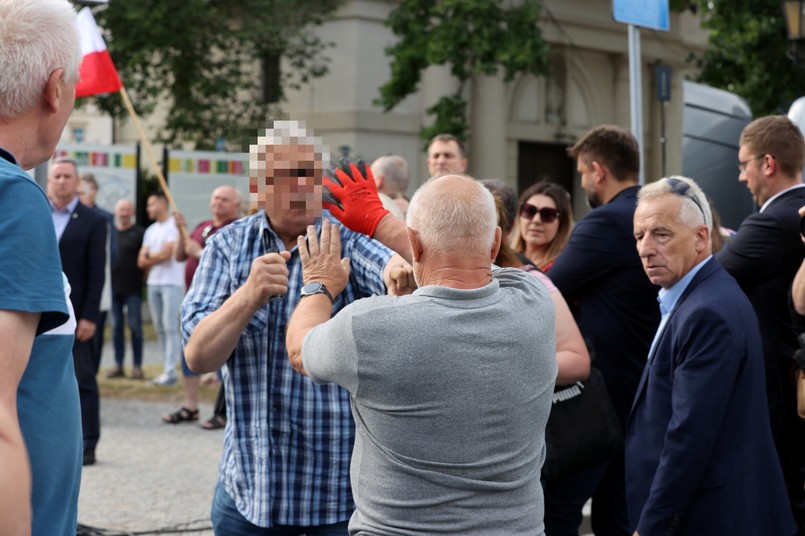 Uczestnicy awantury po zakończeniu konferencji prasowej prezesa PiS Jarosława Kaczyńskiego