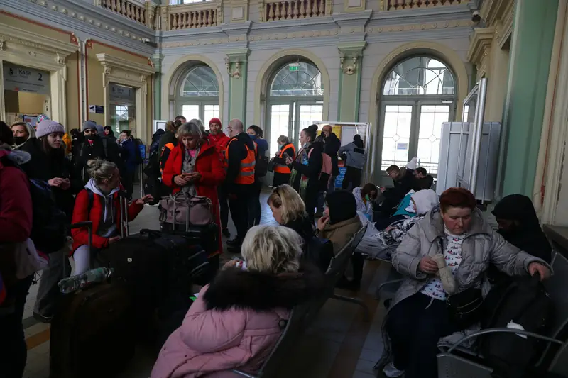 Obywatele Ukrainy uciekający przed wojną na Dworcu w Przemyślu 