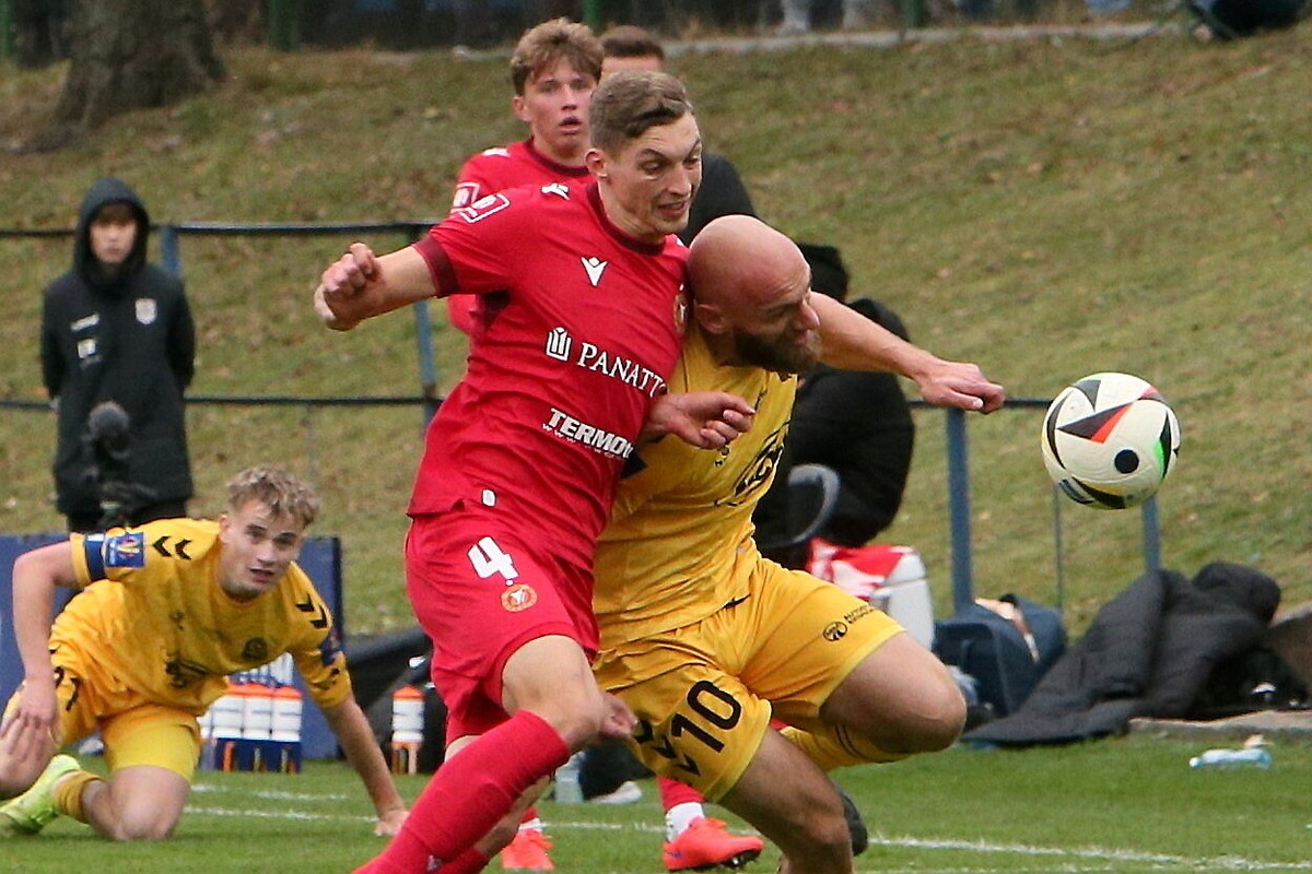 Piłkarz Lechii Zielona Góra Przemysław Mycan (P) i Mateusz Żyro (L) z Widzew Łódź podczas meczu 1/16 finału Pucharu Polski