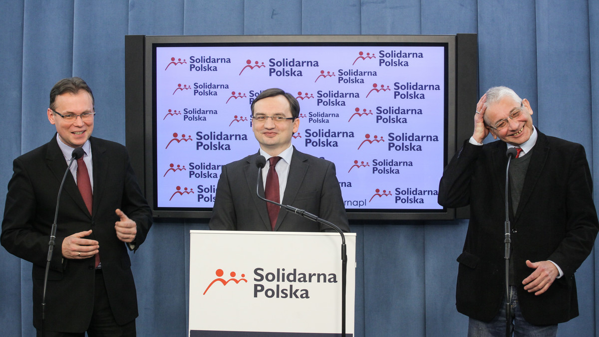 Solidarna Polska złożyła w środę w Sejmie projekt ustawy o zachowaniu przez państwo większościowego pakietu akcji Grupy Lotos SA - poinformował szef klubu SP Arkadiusz Mularczyk.