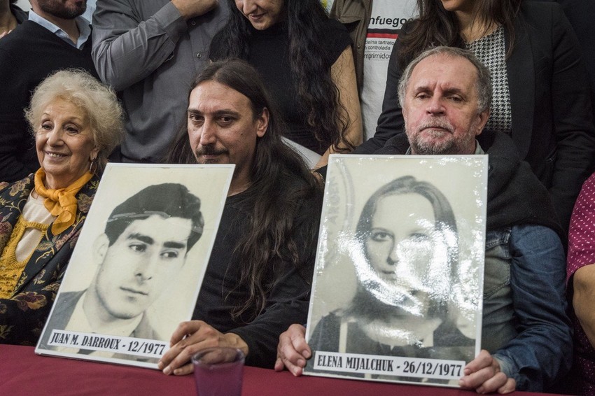 Havijer sa fotografijama njegovih roditelja