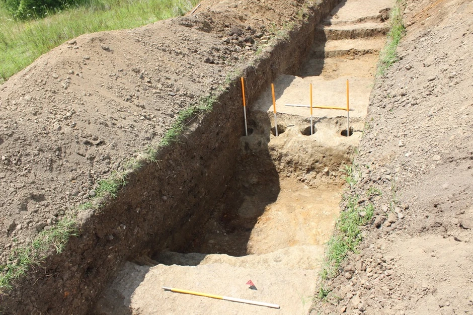 Središnji od tri rova koji su bili uočljivi na geomagnetnom snimku, a drugi od četiri rova koji su otkriveni prilikom istraživanja Sonde 1 na lokalitetu Srednje polje u Bradarcu kod Aleksinca u 2021.