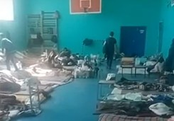 Sale tortur, spanie na podłodze... Wyciekł film z 'obozu filtracyjnego'