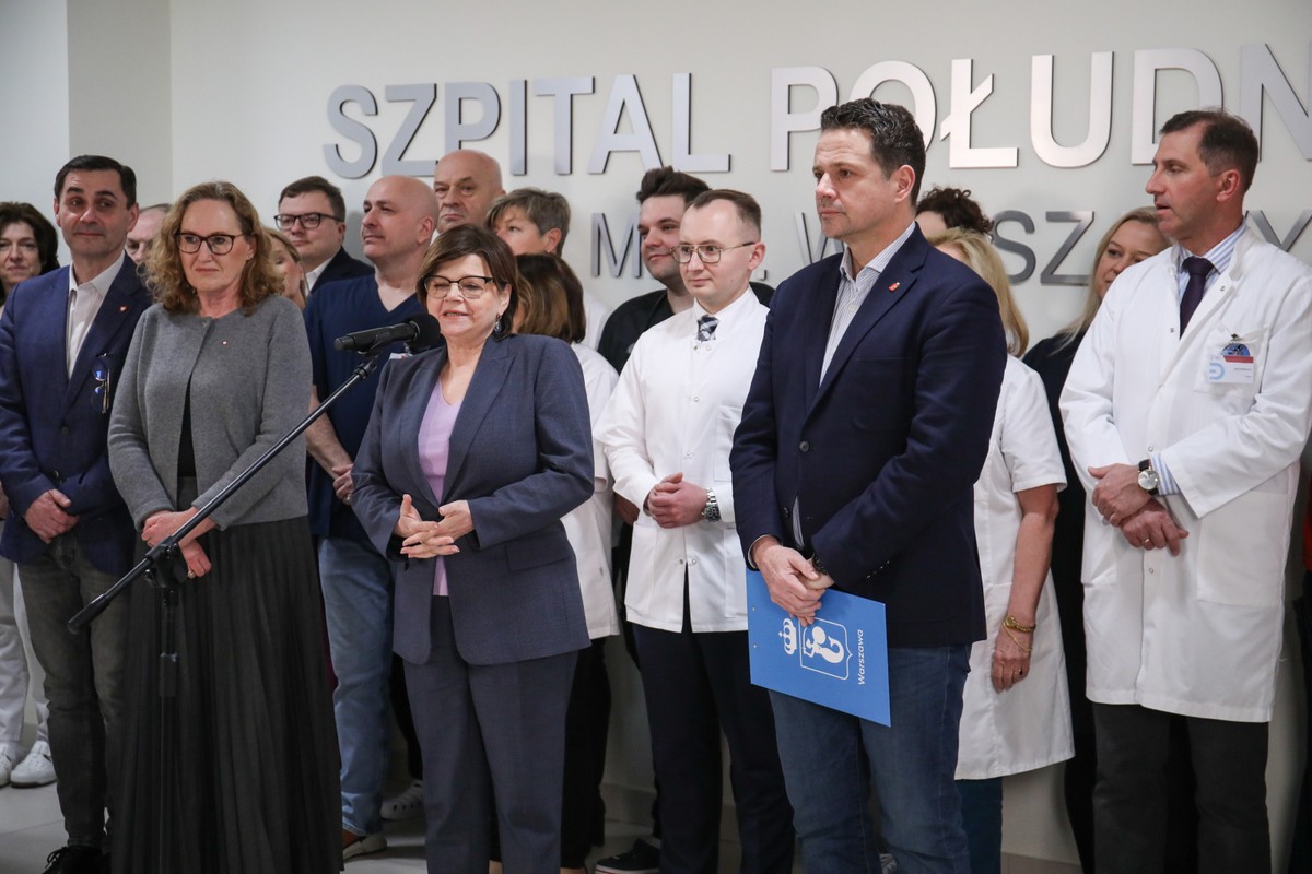 Minister zdrowia Izabela Leszczyna, prezydent m.st. Warszawy Rafał Trzaskowski, przewodnicząca Rady m.st. Warszawy Ewa Malinowska-Grupińska i ordynator oddziału ginekologicznego Szpitala Południowego dr n. med. Damian Warzecha podczas konferencji prasowej, inaugurującej otwarcie miejskiej poradni leczenia niepłodności, 18 bm. w Warszawskim Szpitalu Południowym