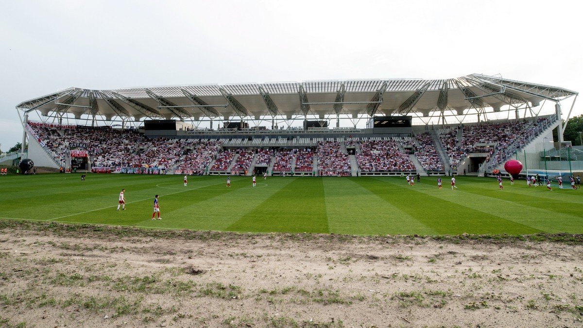 Wynikiem 2:1 (1:0) zakończył się niedzielny mecz ŁKS z Pogonią Lwów. Drużyny klubów, które w 1927 r. zakładały piłkarską ligę w Polsce, tym razem zagrały z okazji otwarcia przy al. Unii Lubelskiej w Łodzi nowego boiska z trybuną na 5,7 tys. widzów.