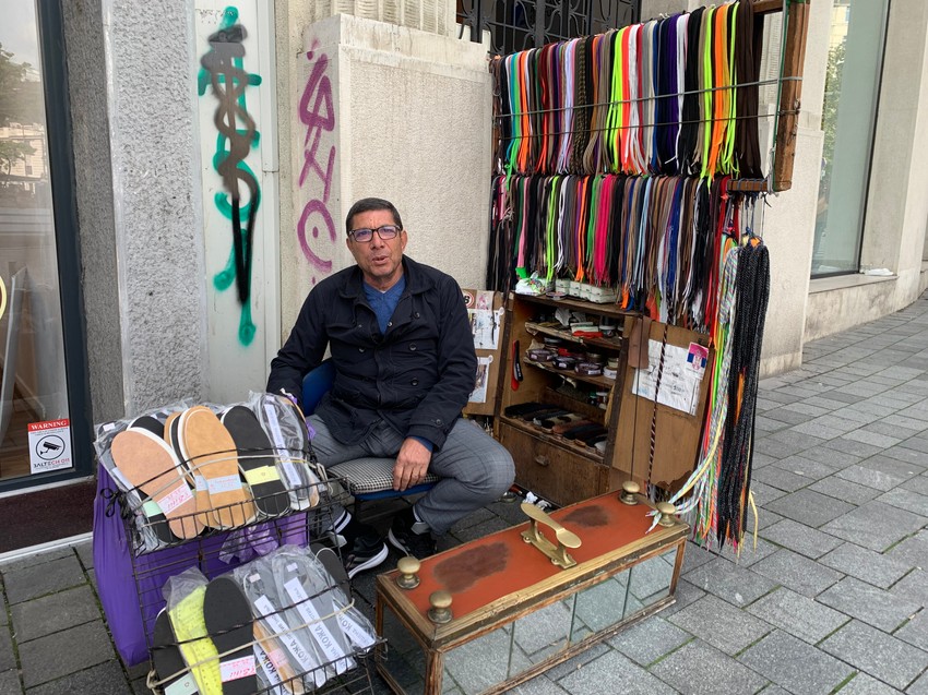 Mehmed Mustafa, čistač obuće i prodavač pertli u centru Beograda