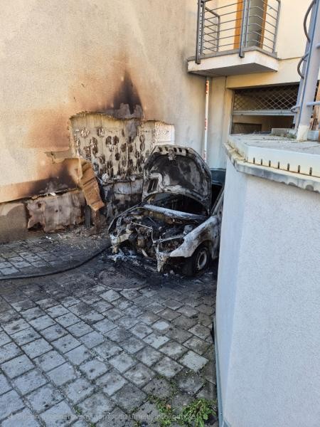 Na Župnom námestí v Nitre horelo auto aj fasády dvoch bytových domov.