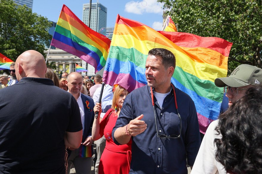 Rafał Trzaskowski wśród uczestników XXIII Parady Równości w Warszawie, 15 czerwca 2024 r.