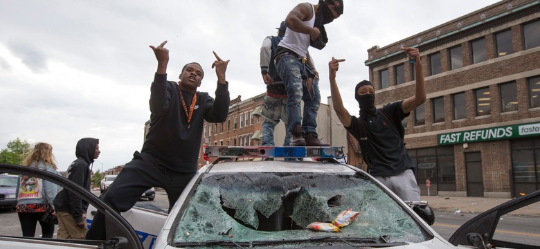 Starcia w Baltimore. Stan nadzwyczajny i godzina policyjna w mieście. ZDJĘCIA