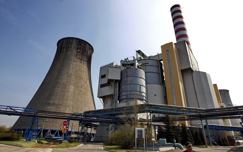 Łaziska <br>

Elektrownia Łaziska jest jedną z najstarszych w Polsce elektrowni na węgiel kamienny. Powstała w 1917 roku, zaś w latach 1927-1953 była największą elektrownią w naszym kraju. Dziś obiekt dysponuje 6 blokami energetycznymi o łącznej mocy zainstalowanej 1155 MW. Elektrownia jest trzecią największą na Śląsku i odpowiada za 4,2 proc. produkcji energii w Polsce. Obiekt należy do spółki Tauron Wytwarzanie. 
<br>
Fot. PAP/Andrzej Grygiel/PAP