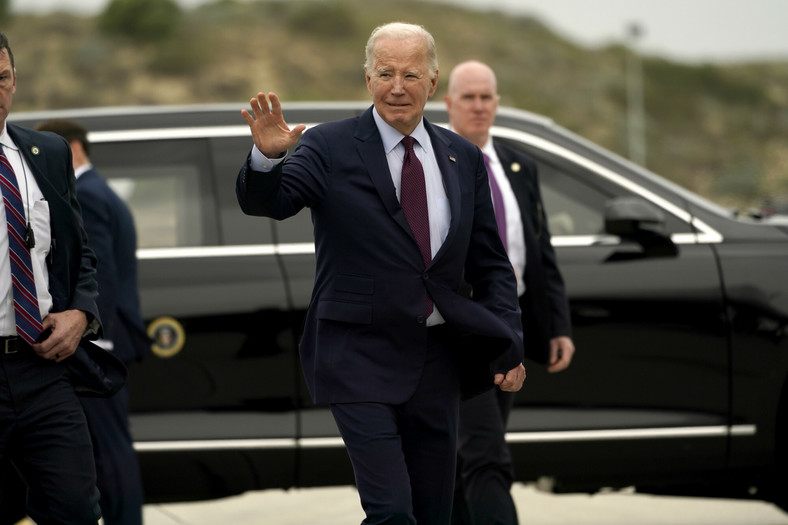 Prezydent Joe Biden wsiada do Air Force One na lotnisku w Los Angeles, USA, 4 lutego 2024 r.
