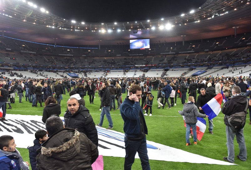 Zamachy terrorystyczne w Paryżu. Kibice bali się opuszczać Stade de France. ZDJĘCIA