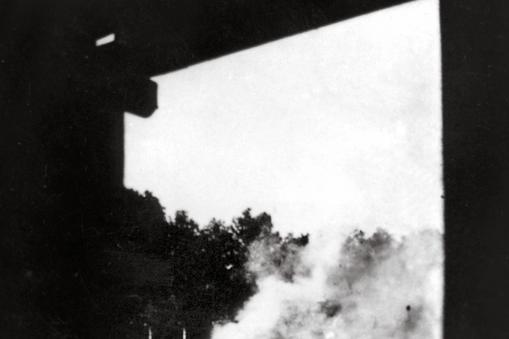 Spalanie ciał ofiar masowej zagłady w krematorium V – zdjęcie wykonane potajemnie przez konspiratorów, członków Sonderkommando, obóz Auschwitz, lato 1944 r.  