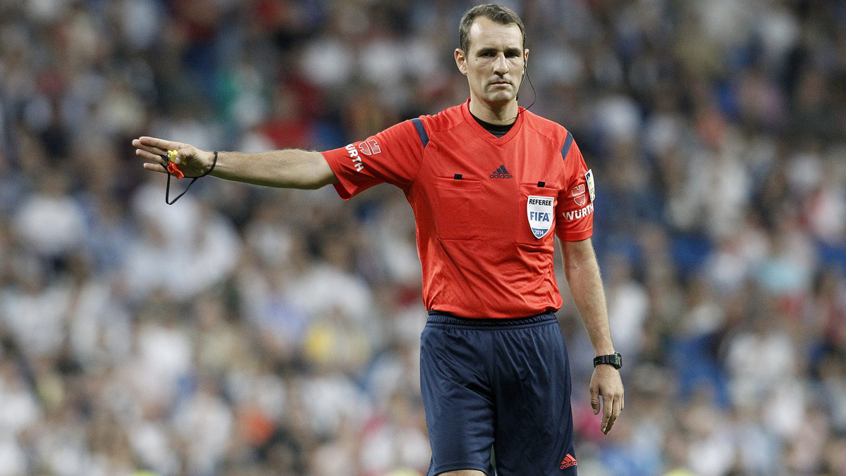 Carlos Clos Gomez poprowadzi mecz FC Barcelona – Real Madryt, który odbędzie się 3 grudnia o 16:15 na Camp Nou. Będzie to pierwsze ligowe El Clásico w karierze 44-letniego arbitra i będzie on poddany sporej presji. Nie chodzi tu jednak o presję związaną z debiutem, a o oskarżenia prasy o domniemaną antypatię do Królewskich.