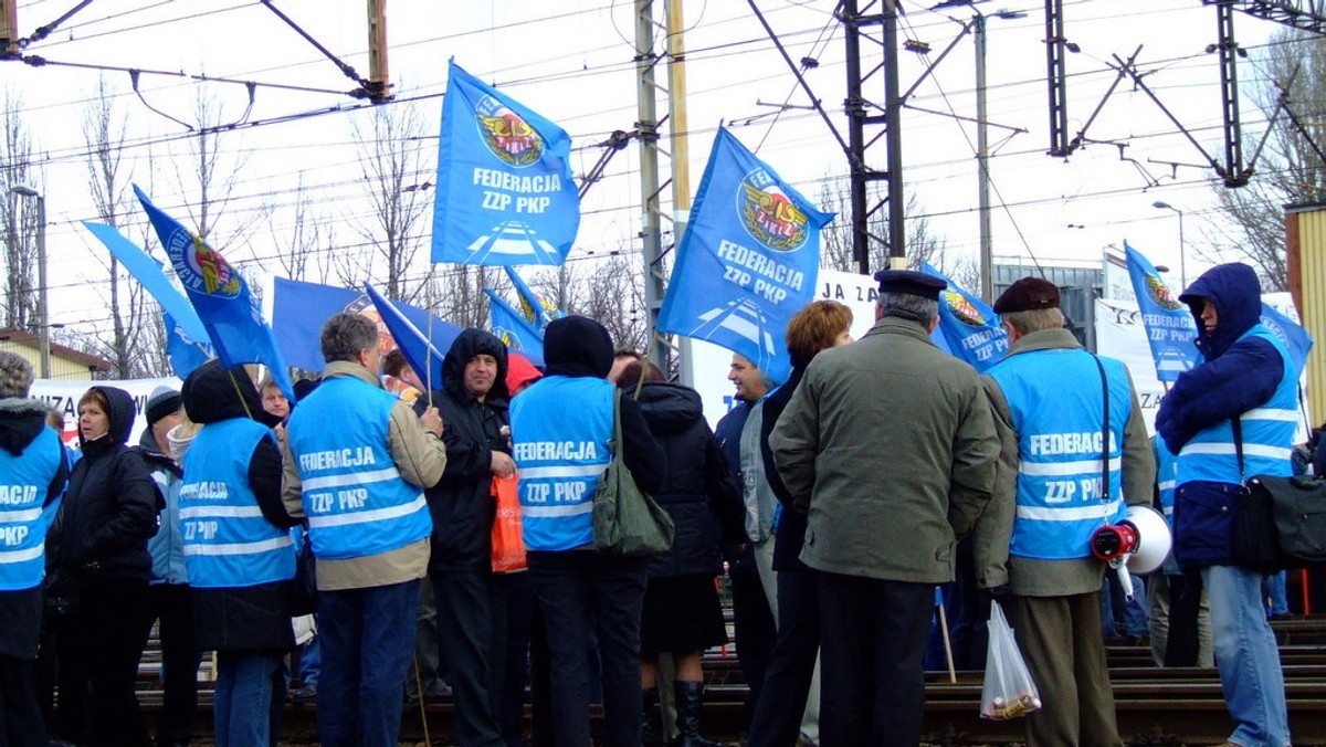 Rozpoczął się protest kolejowych związkowców. Związkowcy idą wzdłuż torów od stacji Warszawa Zachodnia do stacji Warszawie Ochota.