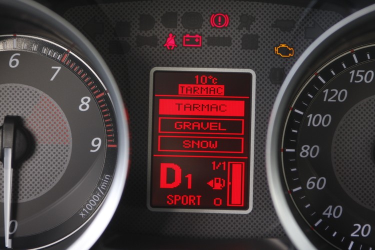 S-AWCS (Super All-Wheel Control) pilnuje właściwego toru jazdy, hamowania, sztywności zawieszenia i znoszenia na zakręcie. W dodatku nieważne, na jakiej drodze - asfaltowej (Tarmac), żwirowej (Gravel) czy posypanej śniegiem (Snow)