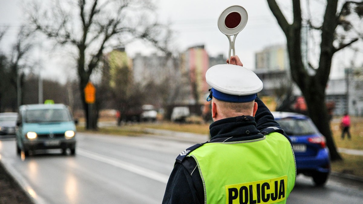 36-letni obywatel Ukrainy przebywał w Polsce legalnie, ale pracę kierowcy wykonywał z naruszeniem polskich przepisów. Mężczyzna, zatrzymany w ramach kontroli drogowej, został ukarany grzywną w wysokości 22 tys. zł; ma także roczny zakaz wjazdu do Polski i państw strefy Schengen.