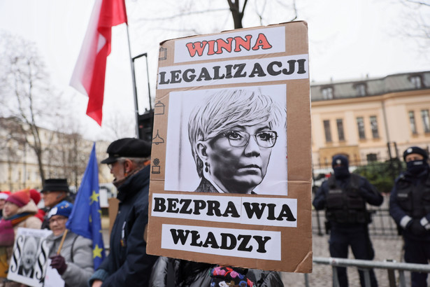 Protest przed siedzibą Trybunału Konstytucyjnego w Warszawie
