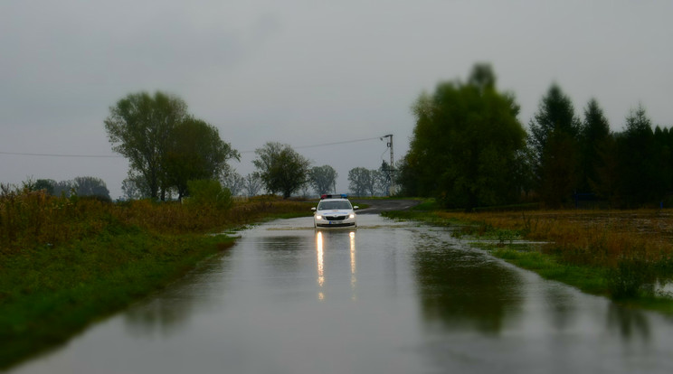 A megyei rendőrkapitányság, illetve társszervek segítségével zavartalanul zajlik az élet árvíz idején is Fotó: Police.hu