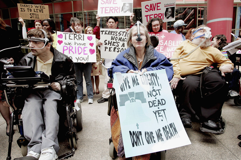 Niepełnosprawni aktywiści, protestujący przeciwko odłączeniu Terri od aparatury podtrzymującej funkcje życiowe
