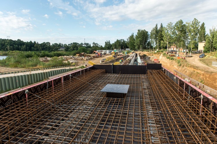 Odbudowę rozpoczęto w czerwcu 2014 r. i ma potrwać do sierpnia 2016 r. Nowo powstały zbiornik pomieści o 3,5 mln sześc. wody więcej niż stary. Zwiększenie zbiornika ma duży wpływ na przeciwpowodziowe bezpieczeństwo mieszkańców regionu. <br><br>(zuz) PAP/Maciej Kulczyński
