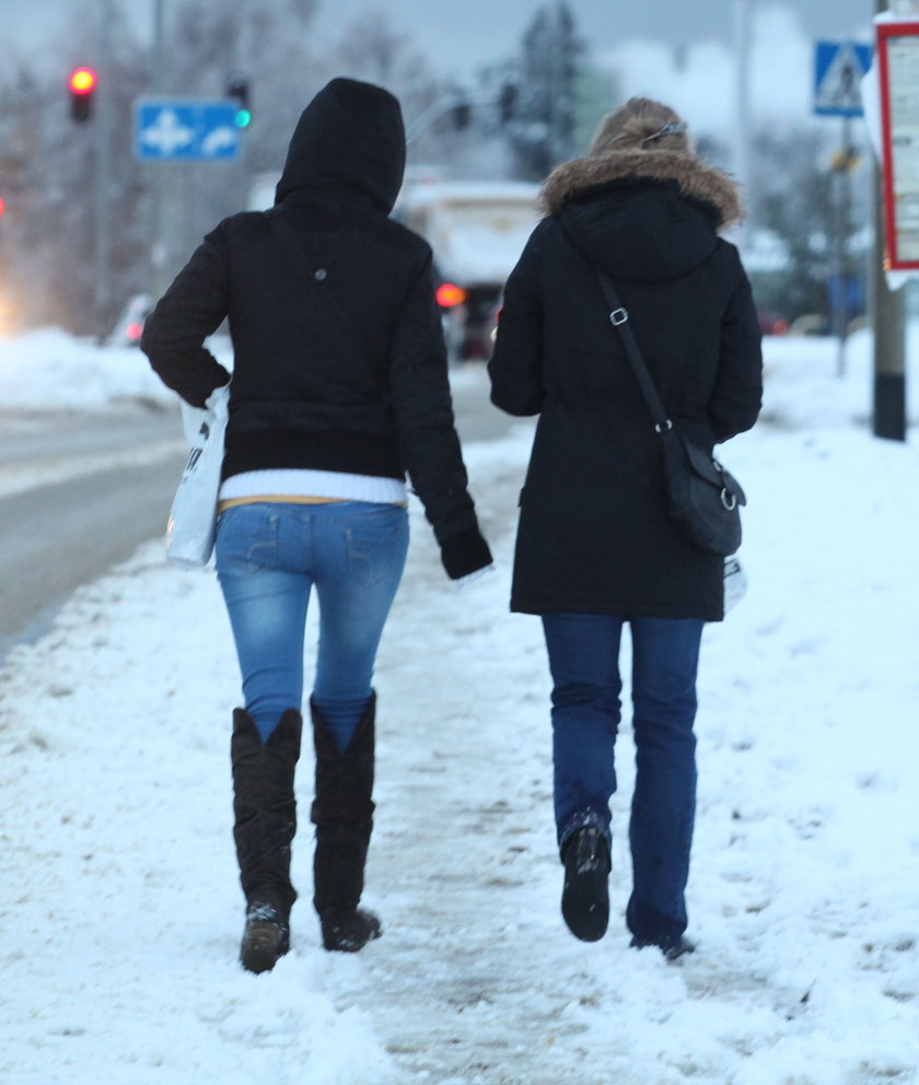 Ludzie na zaśnieżonym chodniku