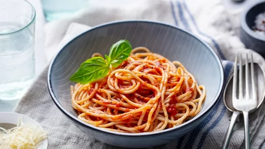 Spaghetti Puttanesca - doskonały szybki obiad rodem z Italii