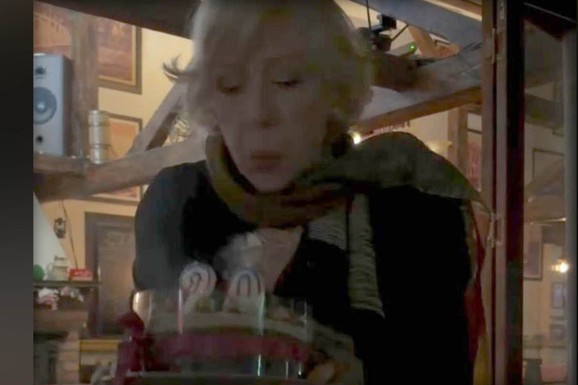 (FOTO) GLUMICA BRANKA PETRIĆ NAPUNILA 89 GODINA Priredili joj iznenađenje: Duva svećice u kafani