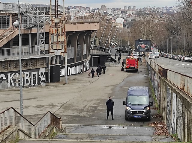 Policija dovela pse tragače na stadion JNA