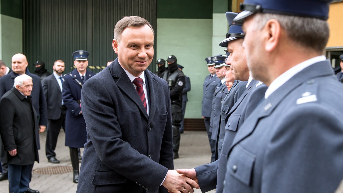 Musimy budować Polskę silną, suwerenną i sprawiedliwą dla wszystkich - podkreślił prezydent Andrzej Duda w Rawiczu podczas uroczystości upamiętniających Żołnierzy Wyklętych. Trzeba czynić wszystko, by Polska nie była wyłącznie Polską wąskiej elity, bo państwo elit nie jest państwem obywatelskim - dodał.