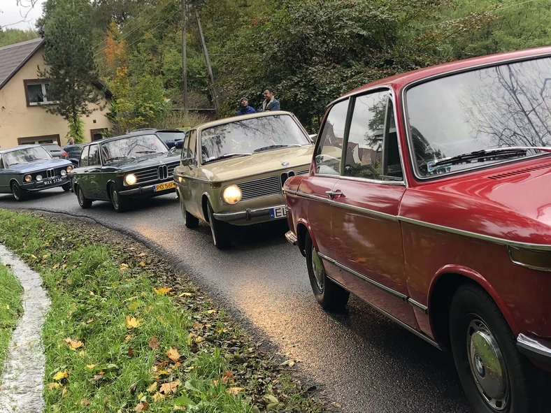 Kawalkada BMW 2002 w trakcie jednej z wypraw DriveStory