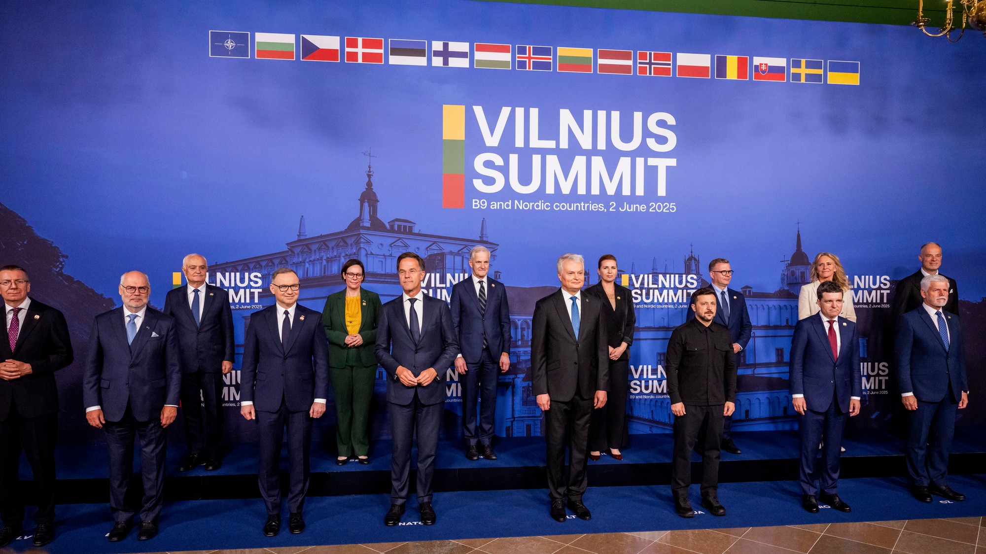 V prvom rade zľava doprava lotyšský prezident Edgars Rinkevics, estónsky prezident Alar Karis, poľský prezident Andrzej Duda, generálny tajomník NATO Mark Rutte, litovský prezident Gitanas Nauseda, ukrajinský prezident Volodymyr Zelenskyj, rumunský prezident Nicusor Dan a prezident Českej republiky Petr Pavel.
