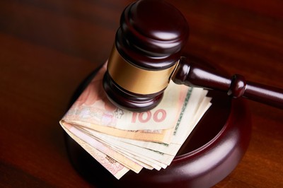 Co z pieniędzmi od komornika po zawieszeniu postępowania? Depozyt sądowy czy zwrot?