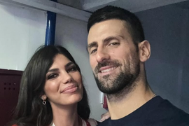 Prvo su se slikali U GARAŽI, a onda je osvanula JOŠ PRISNIJA FOTKA na Vimbldonu i nastao je HAOS: Svi žele da znaju KO JE ZANOSNA CRNKA koju sve češće viđamo sa Novakom