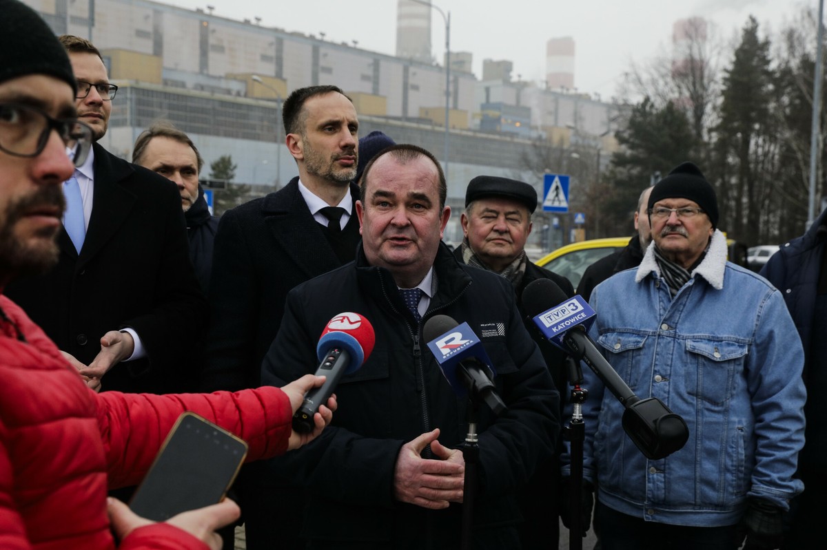 W centrum zdjęcia radny PiS Andrzej Sączek