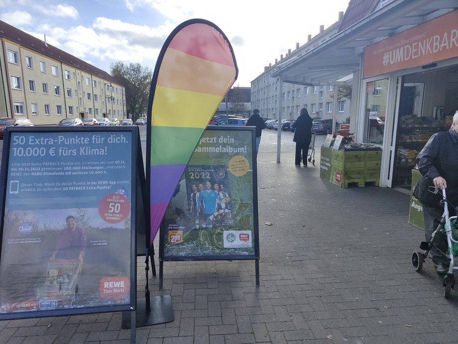 Tęczowa flaga przed jednym ze sklepów Rewe