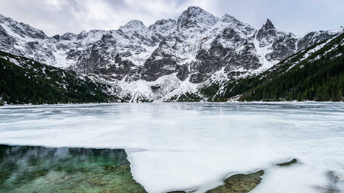 Władze Tatrzańskie Parku Narodowego (TPN) apelują do turystów o niewchodzenie na taflę zamarzających górskich jezior, w tym Morskiego Oka. Lód w wielu miejscach jest bardzo cienki i z łatwością może się załamać – czytamy w komunikacie TPN.