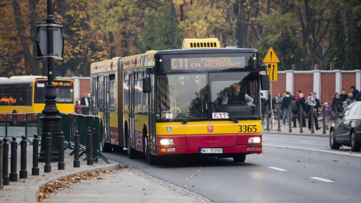 Już wkrótce dzień Wszystkich Świętych. W związku z tym w najbliższy weekend, 29-30 października, oraz 1 listopada w pobliżu cmentarzy diametralnie zmieni się organizacja ruchu. Niektóre ulice zostaną wyłączone z ruchu, priorytet będzie miała komunikacja miejska, powstaną specjalne parkingi. Podpowiadamy, jak to wszystko będzie wyglądało w Warszawie.