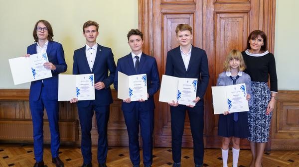 Siedmioro uczniów odebrało w magistracie Nagrody Edukacyjne Stołecznego Królewskiego Miasta Krakowa.