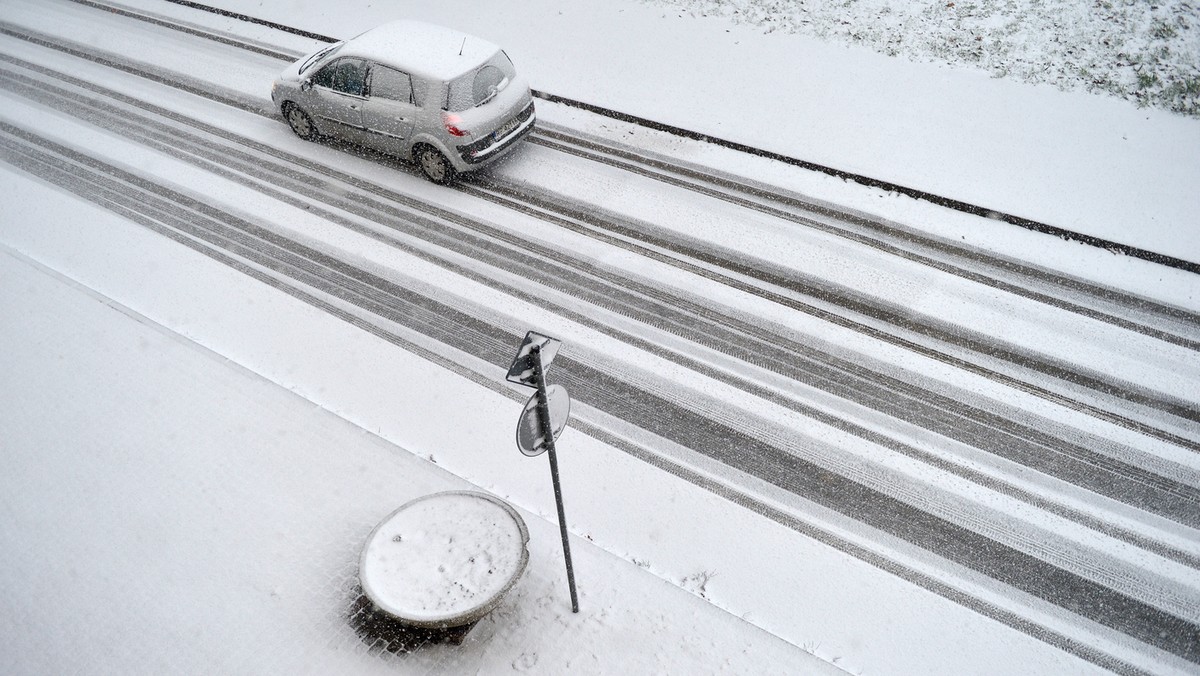 PRZEMYŚL ZIMA ŚNIEG WARUNKI NA DROGACH (opady śniegu)