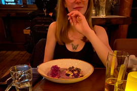 Izveo devojku prvi put na večeru, a kad je video OVU TETOVAŽU na njoj odmah je hteo da POBEGNE: Simbolika ga je PRESTRAVILA - evo šta znači istetovirani PLAVI LEPTIR