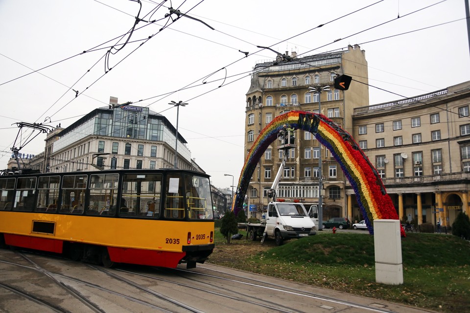 Naprawa tęczy na Placu Zbawiciela