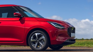 oto nowe suzuki za 69 900 zł. jest zwinne, oszczędne i przestronne