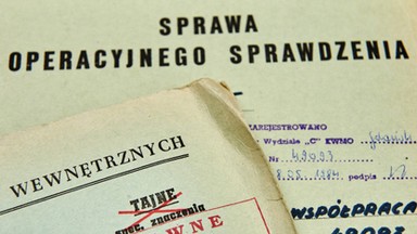 Dokumenty Służby Bezpieczeństwa z lat 1967-68 przejęli celnicy na lotnisku w Warszawie. Miały odlecieć do USA