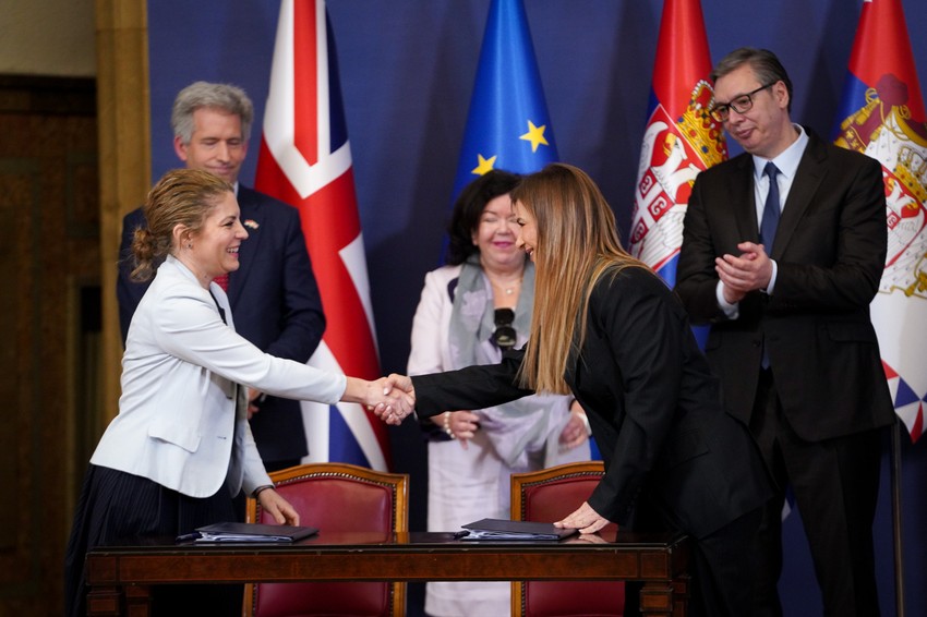 Ugovor za nove inovativne lekove potpisali su vršilac dužnosti direktora RFZO Sanja Radojević Škodrić i direktorka AstraZeneca predstavništva u Srbiji Ksenija Purković 