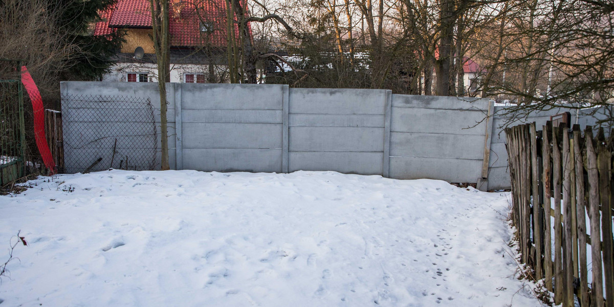 Sąsiadka postawiła mur na drodze i odcięła niepełnosprawnych od świata