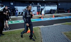 Lewis Hamilton broni Maxa Verstappena przed brytyjskimi kibicami