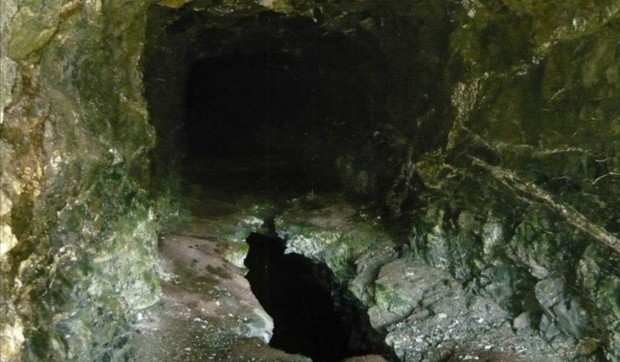 Misteriozni tunel usred srpskog sela, veruje se da su ga kopali Francuzi: Speleolozi istraživali ovo čudo prirode, u rupama se skupila kišnica i formirano kristalno čisto jezero