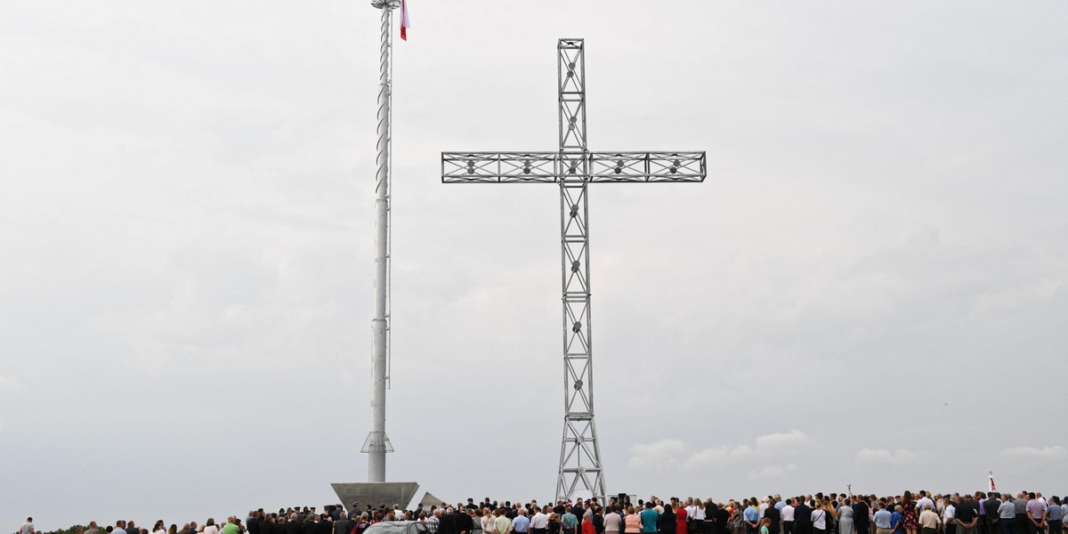 W małej wsi Tuligłowy stanął gigantyczny krzyż